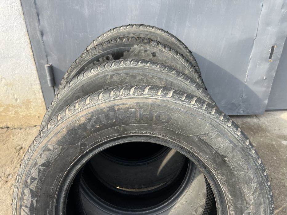 Всесезонні шини 215/70 R16 100H марки Kumho