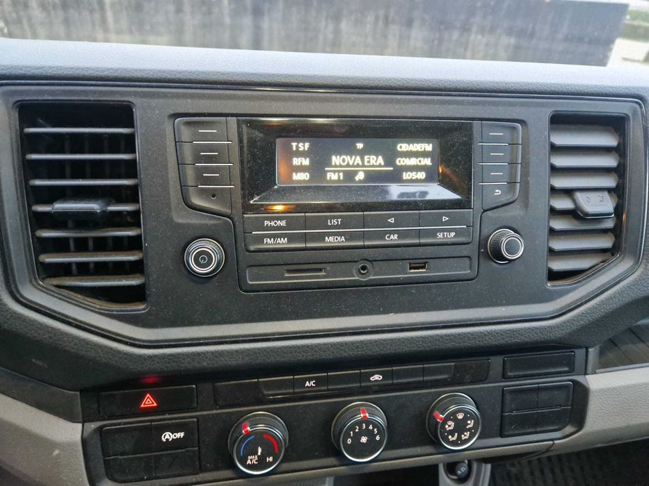Carrinha Volkswagen Crafter com grua