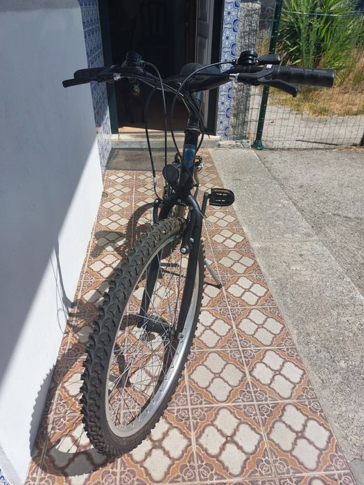 Bicicleta Shimano preta com mudanças, aro 26"