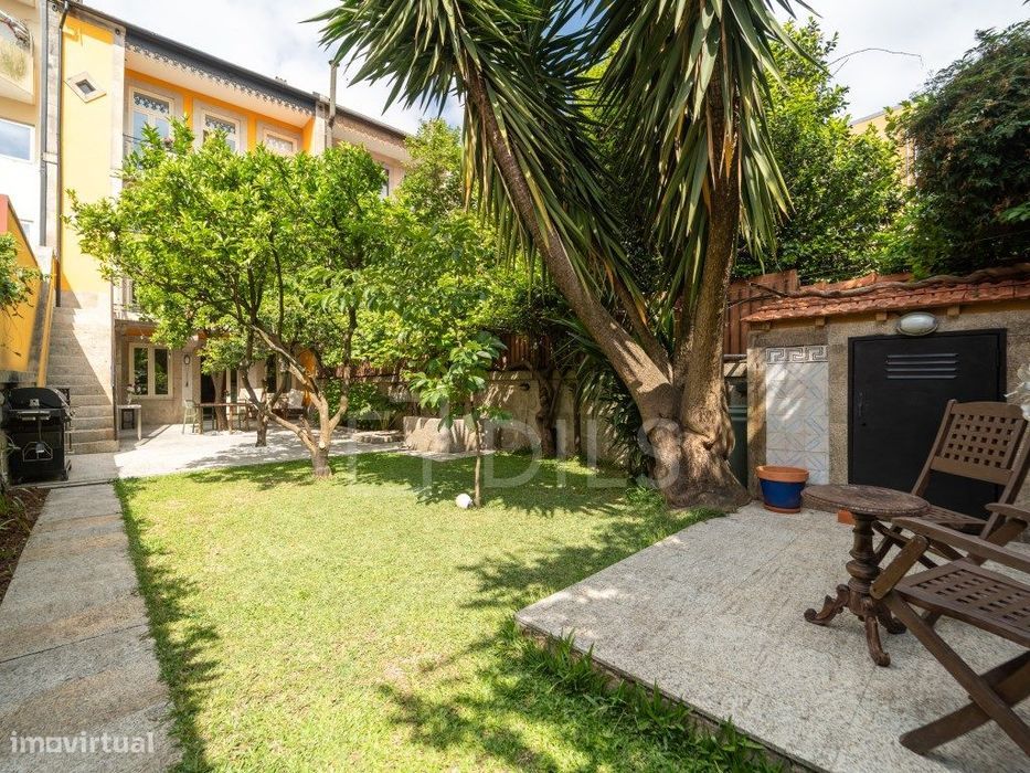 Moradia T4 do Século XIX, com área exterior, em Bonfim