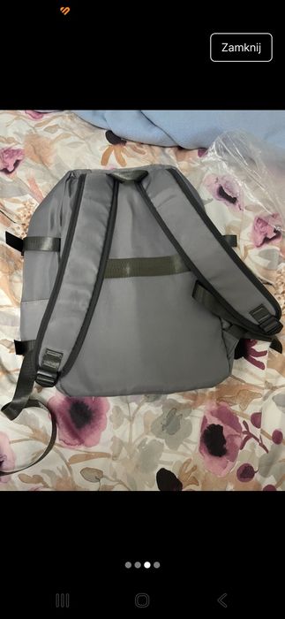Nowy szary plecak do samolotu