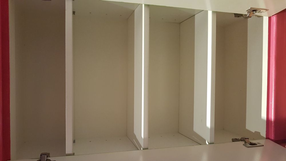 Armário com três prateleiras personalizada