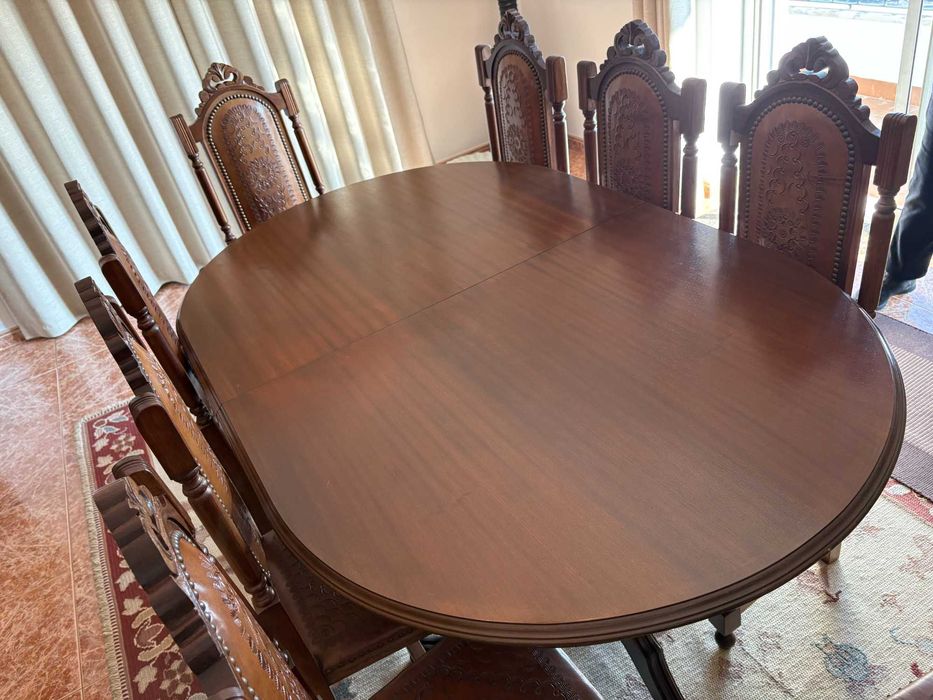 Conjunto Mesa e 8 Cadeiras em Madeira Vintage