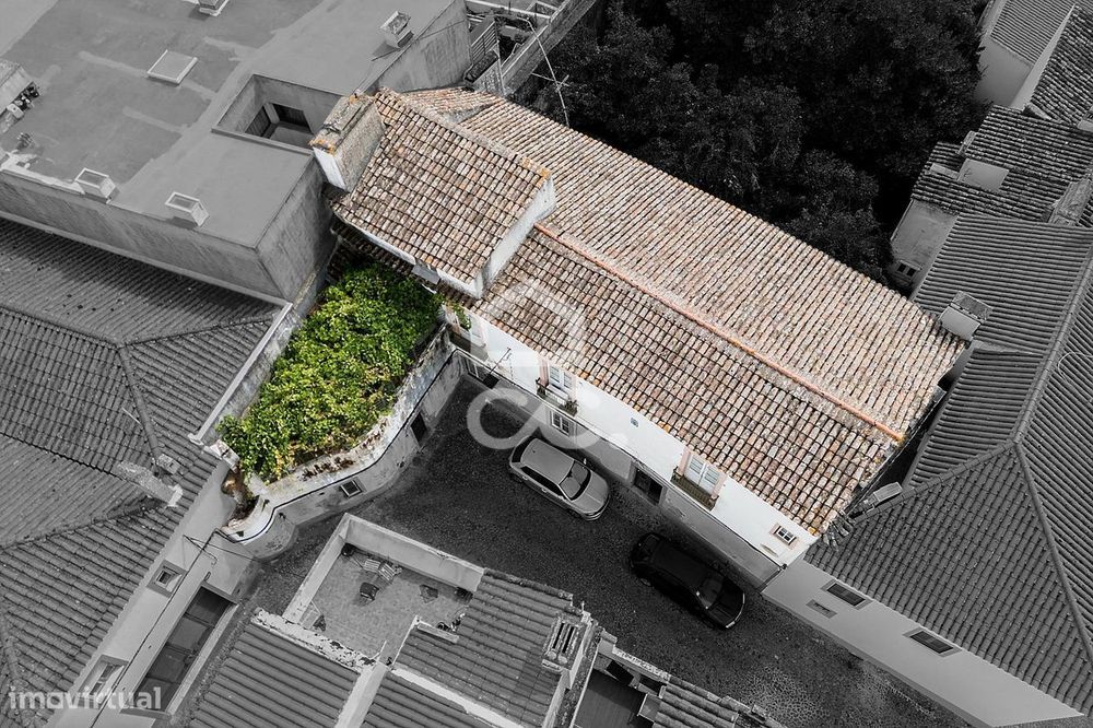 Moradia T3 Bifamiliar de 1º andar com Terraço no Centro Histórico de É