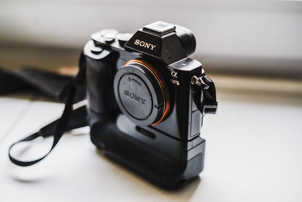 Aparat Sony a7r jak a7 z gripem i baterią