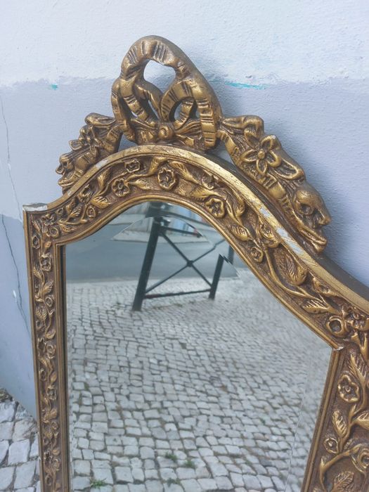 Espelho esculpido em talha dourada