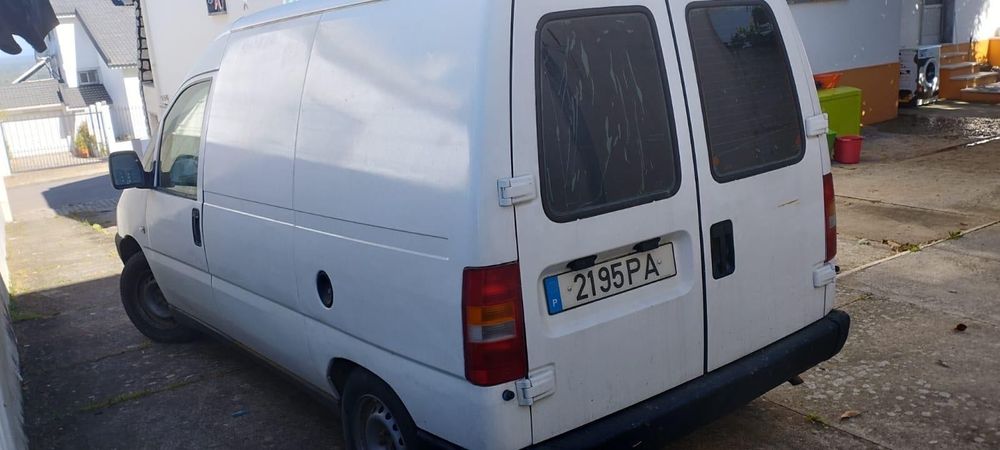 Carrinha com material de construção para despachar