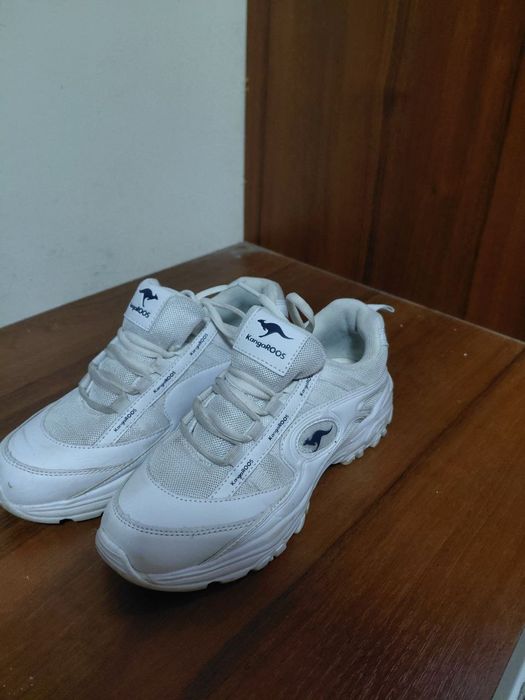 Білі спортивні кросівки