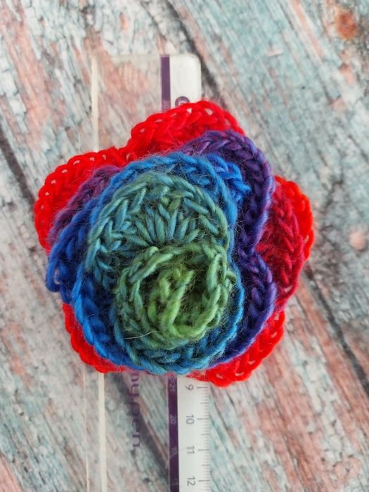 Broszka róża robiona na szydełku