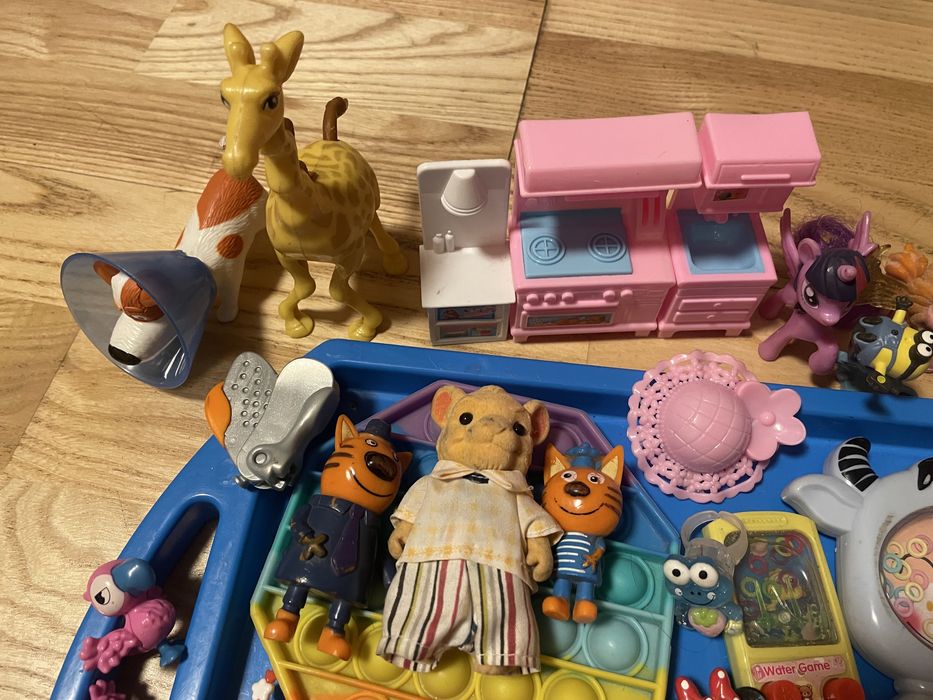 Лот іграшок кіндери, поні та інше