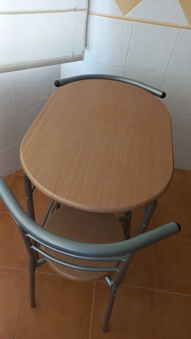 Conjunto de mesa e duas cadeiras