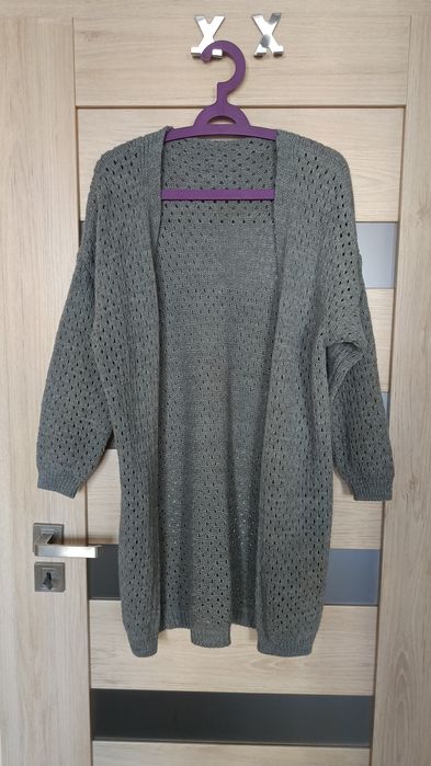 Szary ażurowy sweter