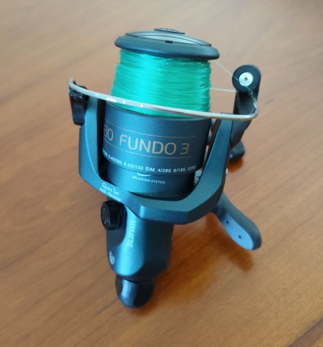 Cana de pesca com carreto e acessórios.