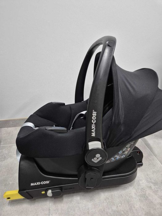 Fotelik samochodowy MaxiCosi CabrioFix i-Size wraz z bazą na isofix.