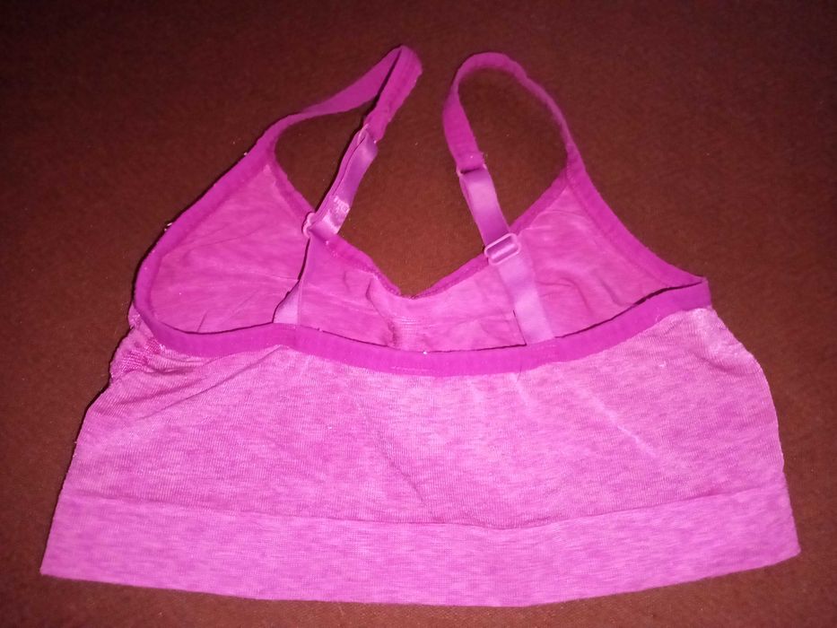 Biustonosz dziewczęcy.