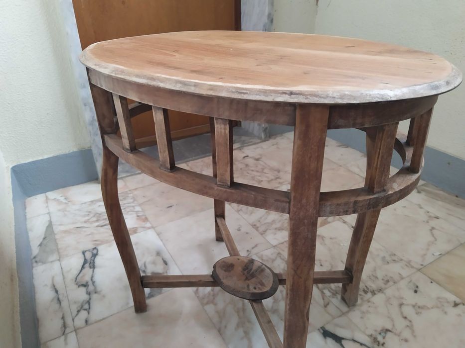 Mesa de apoio em madeira com tampo em espelho