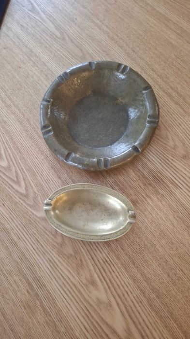 Zestaw starych, mosiężnych popielnic