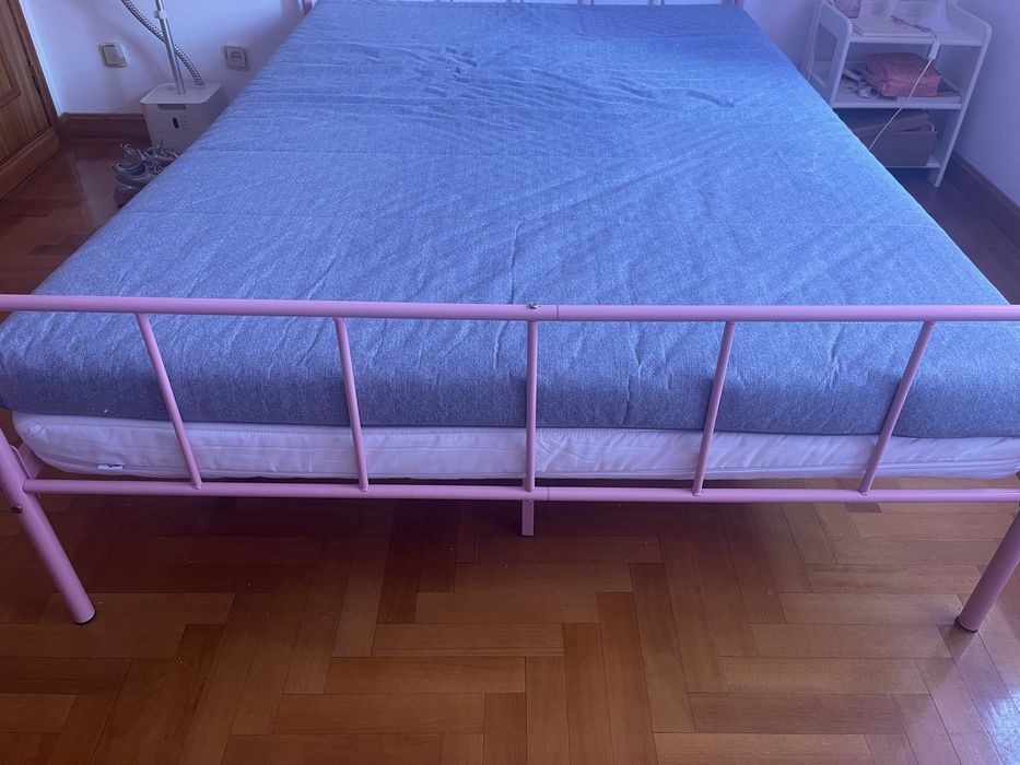 Cama de Metal de Casal Rosa - Vida XL ( como nova )