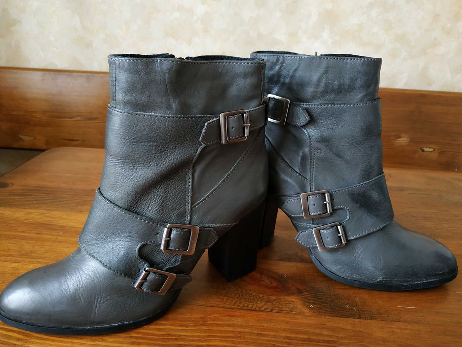 Стильні сірі весільні ботильйони з пряжками на підборах 39 розмір_25см