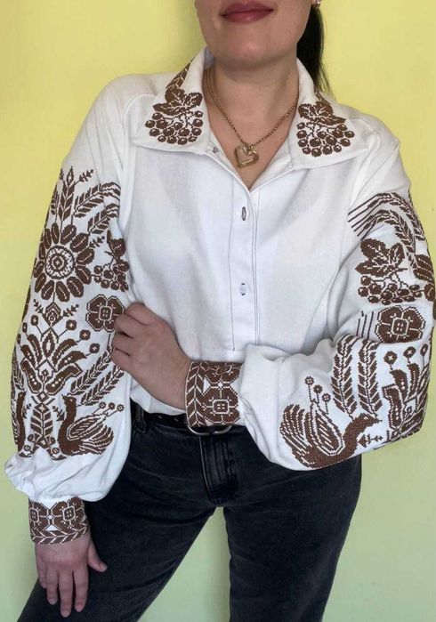Модна жіноча вишиванка з льону з квітковим та геометричним орнаментом