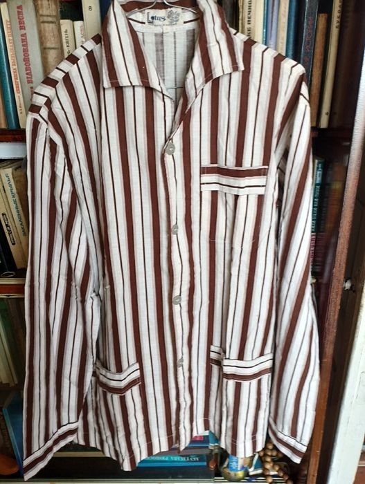 В продажі  Дві чоловічі. піжами , бавовна .і атлас  .Розміри  48 / 50