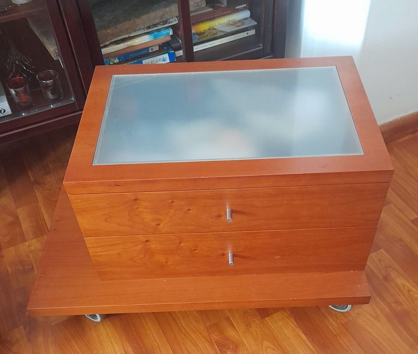 Mesa em madeira, com rodízios.
