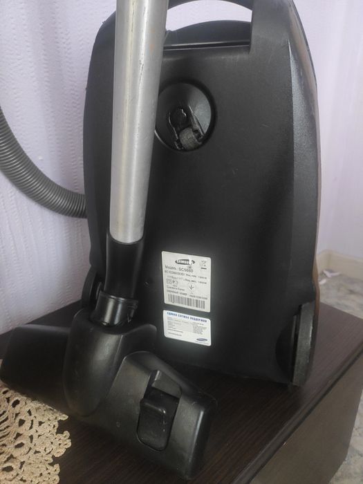 Пилосос Samsung чистий,працюючий.