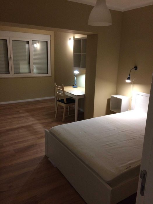 Apartamento com 6 grandes quartos, duas casas de banho completas, sala cozinha em open space.