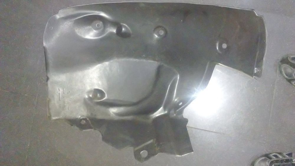 Renault Megane - Resguardo Cave Roda Frente Direito (Trás)