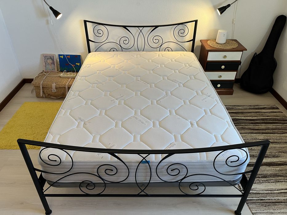 Cama de ferro com estrado - estilo elegante