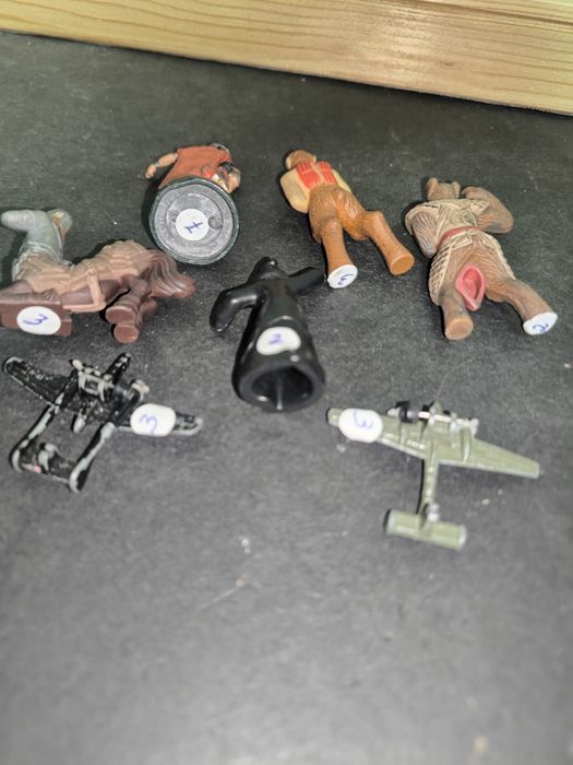 Lote Miniaturas Colecionáveis Figuras e Aviões
Vendo conjunto variado