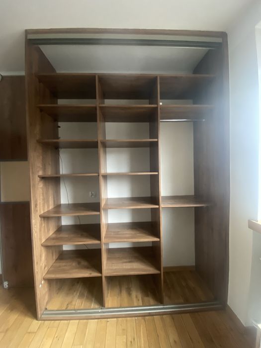 szafa (zabudowana) trzydrzwiowa