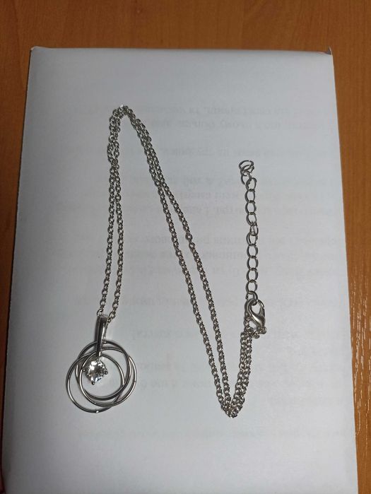 Ланцюжок із кристалом та трьома перснями
