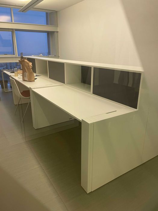 Ilha com 6 postos de trabalho da FAMO e 6 cadeiras também da FAMO