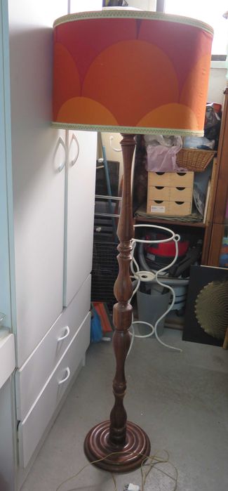 Candeeiro usado com suporte em madeira.