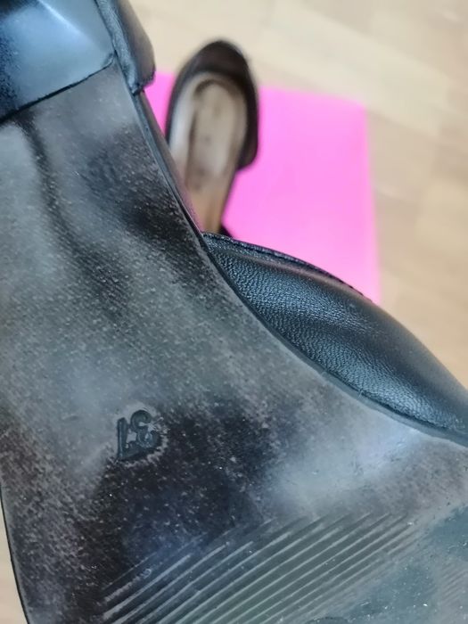 Sapatos elegantes todos em pele na cor preta