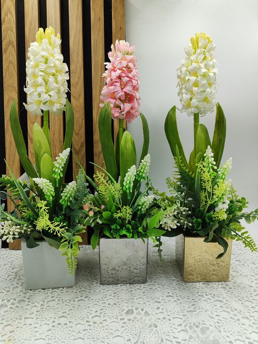 Hiacynt w złotej strebrnej białej osłonce kompozycja wiosenna