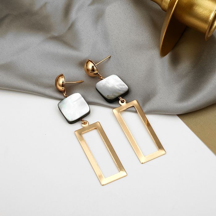 Довгі золотисті сережки з перламутровим  камінчиком