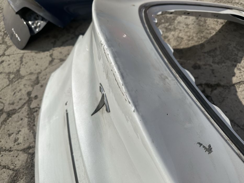 Кришка багажника ляда Tesla model Y