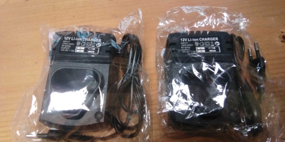 Carregadores novos 220 voltes universal 12V.