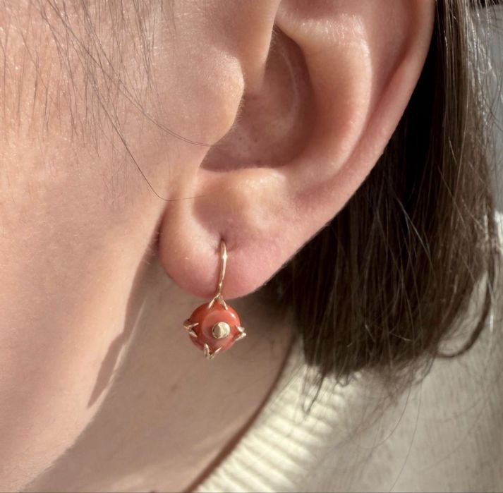 Kolczyki złote z koralem.