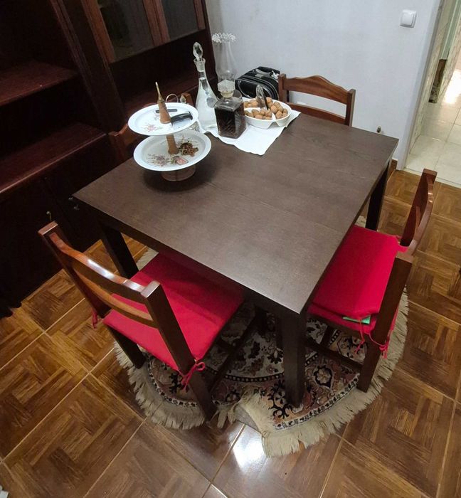 Conjunto de Sala de Jantar – Mesa Extensível + 4 cadeiras