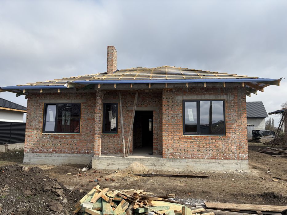 Сучасний будинок у селі Боратин.