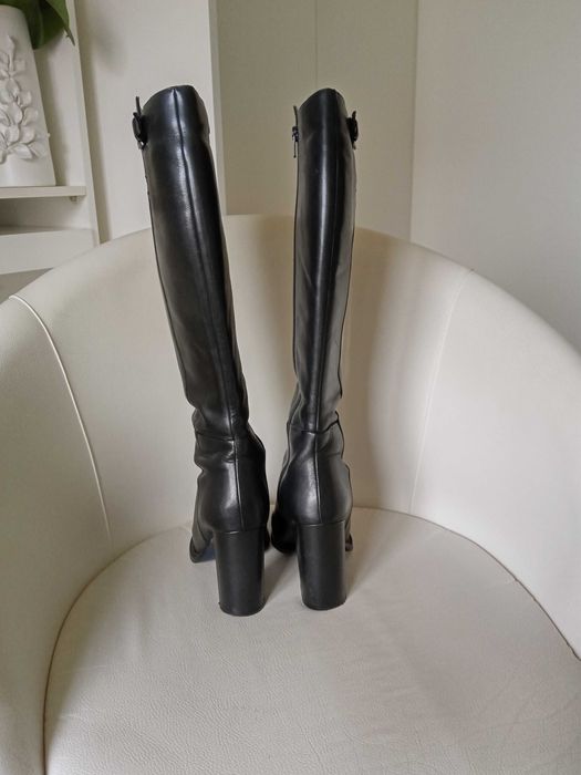 Botas pretas de cano alto em pele