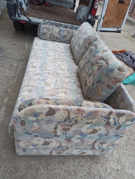 Tapczan jednoosobowy ze skrzynia na pościel