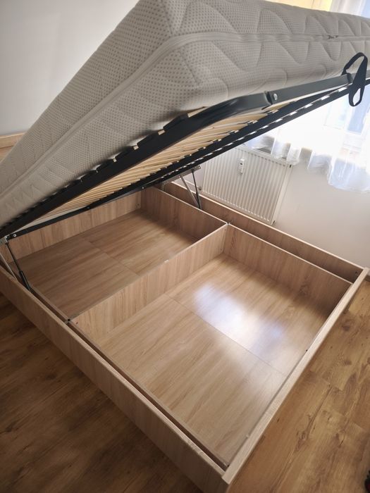 Łóżko z materacem