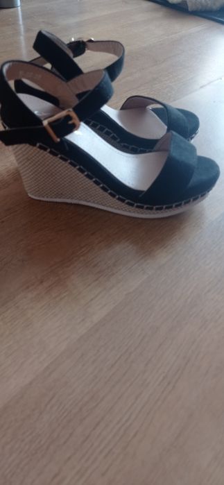 Sandały na platformie