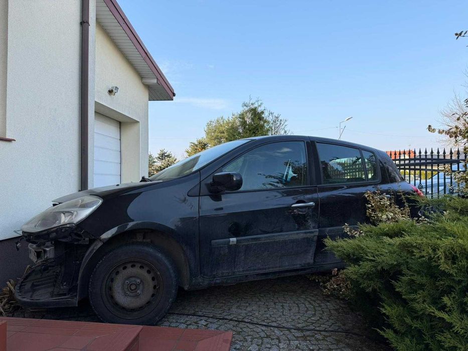 Reno Clio III 1,2 z 2010 roku, uszkodzony.