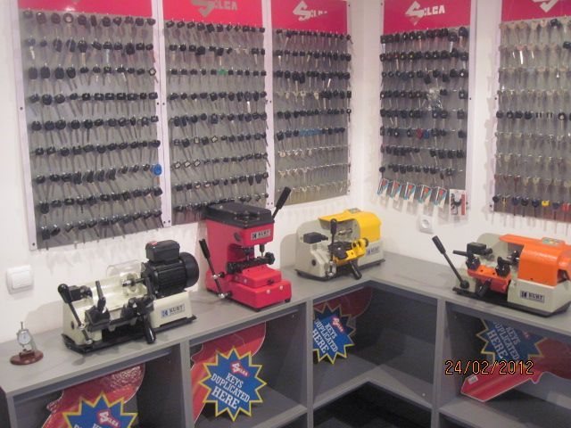 Бизнес. Открыть мини мастерскую по изготовлению дубликатов ключей.