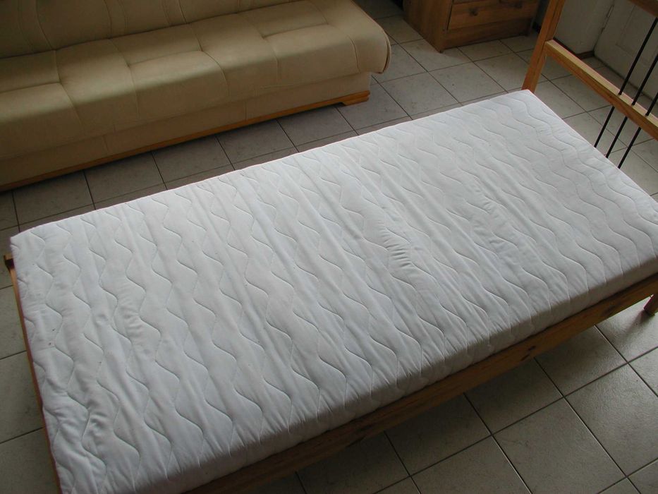 Łóżko z materacem 200cm x 90cm